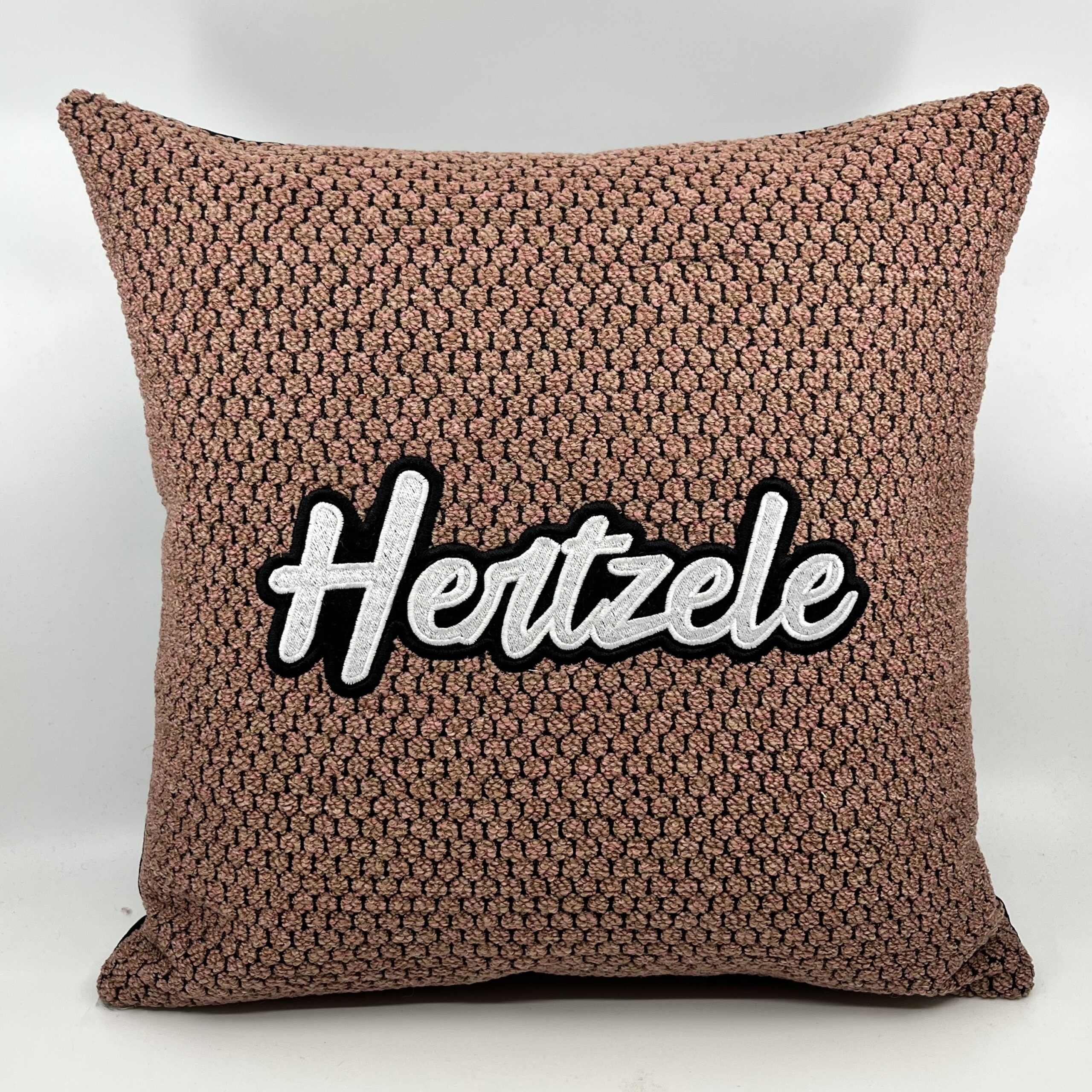 Coussin Hertzele,
Bouclette rose et noire